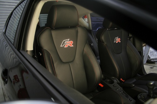 Sellerie-cuir-noire-seat-leon