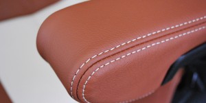 Détail accoudoir sellerie en cuir Buffalino bicolore Pilote