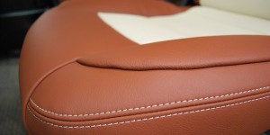 Détail assise sellerie en cuir Buffalino bicolore Pilote