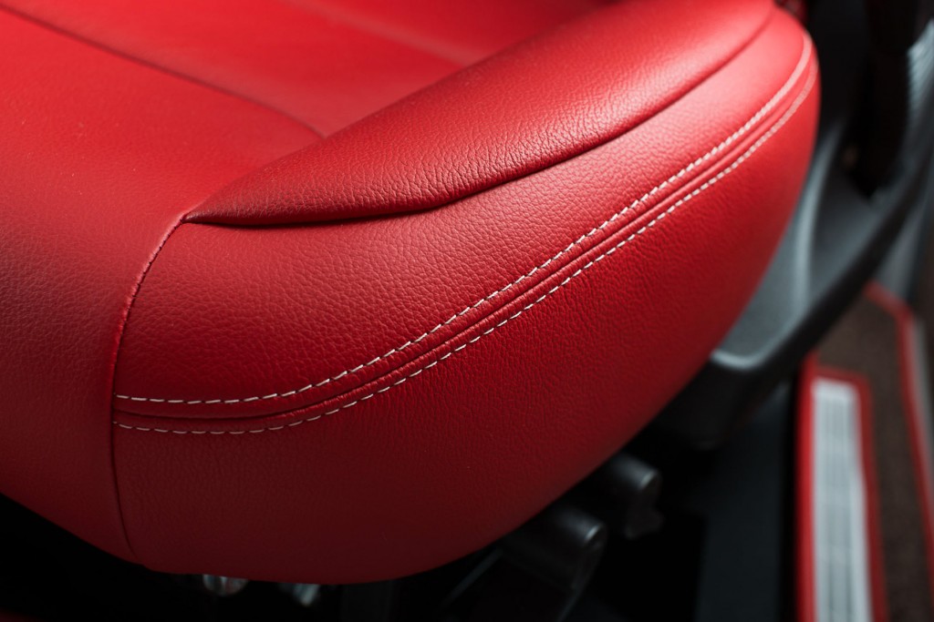 Détail siège sellerie cuir rouge Notin