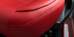 Détail siège sellerie cuir rouge Notin