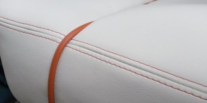 Détail assise banquette sellerie en "Eco cuir" et jonc en cuir Nappanil orange